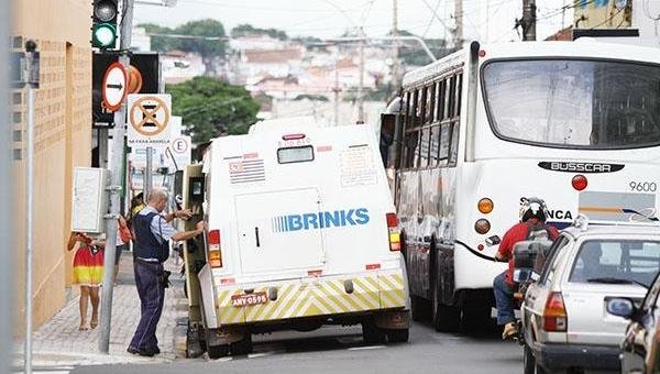 ILHÉUS: PROJETO QUER PROIBIR MANIPULAÇÃO DE MALOTES JUNTO AO PÚBLICO