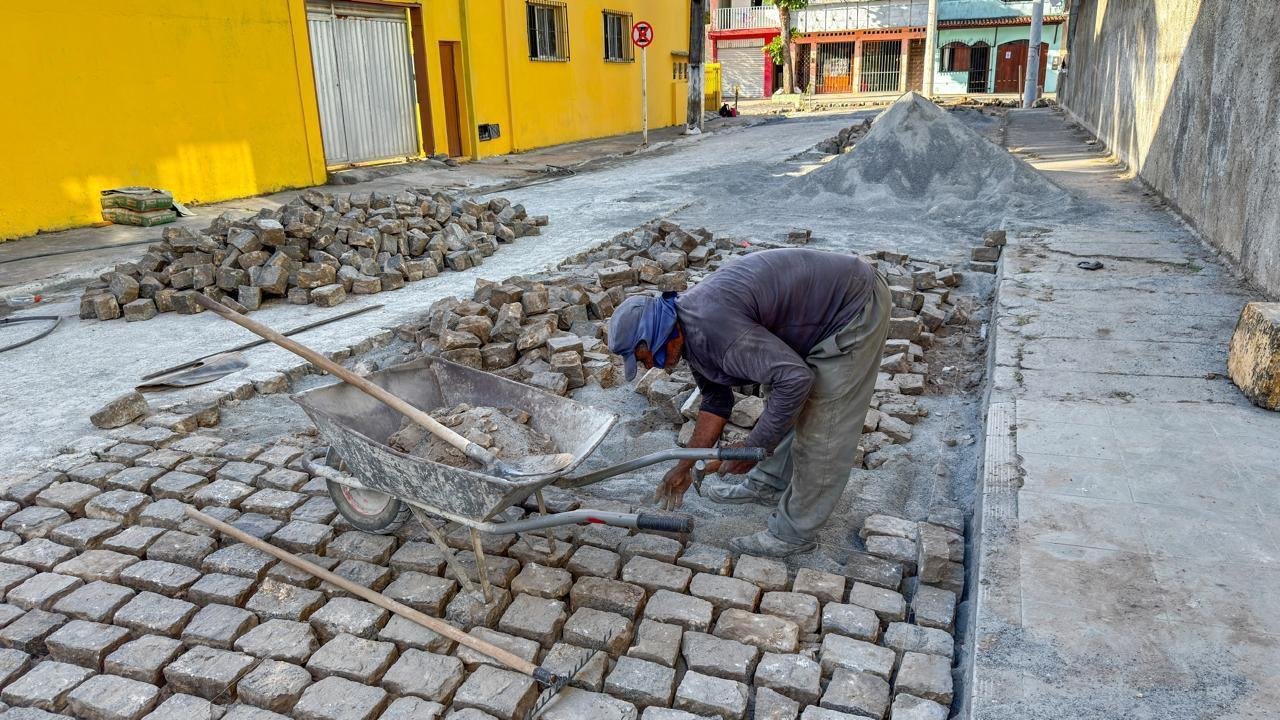 TRAVESSA SANTILHA GUEDES RECEBE REPAROS NO CALÇAMENTO