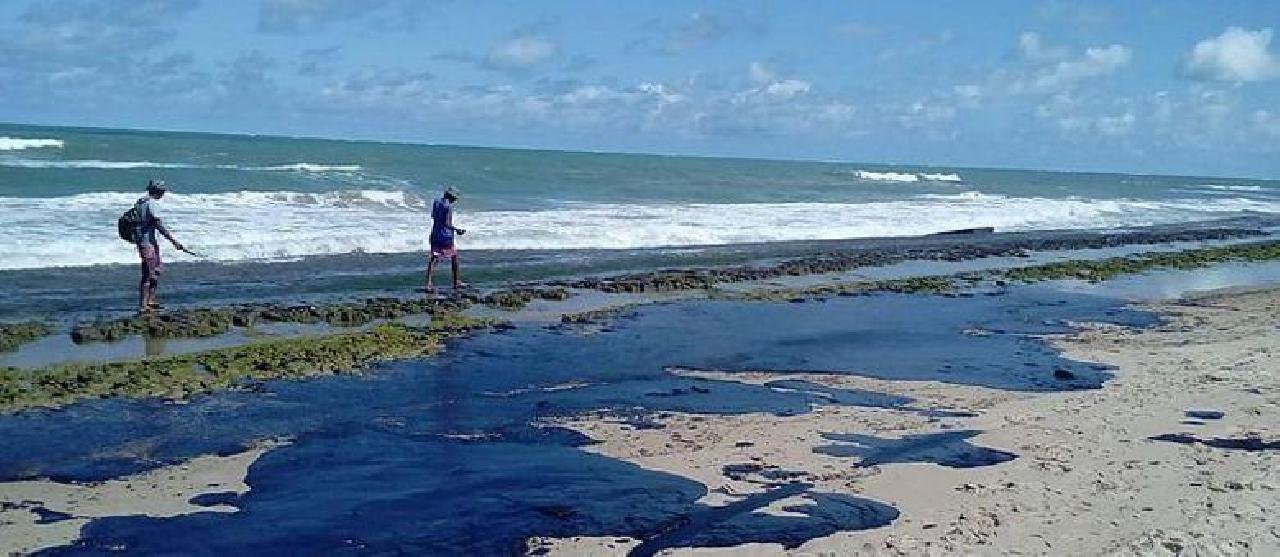 BAHIA DECRETA ESTADO DE EMERGÊNCIA POR MANCHAS DE ÓLEO NO LITORAL BAHIA DECRETA ESTADO DE EMERGÊNCIA POR MANCHAS DE ÓLEO NO LITORAL