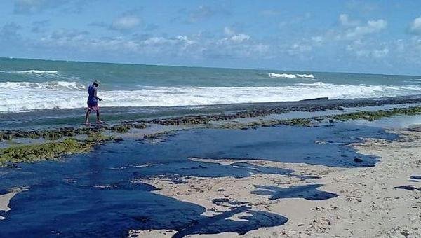 BAHIA DECRETA ESTADO DE EMERGÊNCIA POR MANCHAS DE ÓLEO NO LITORAL