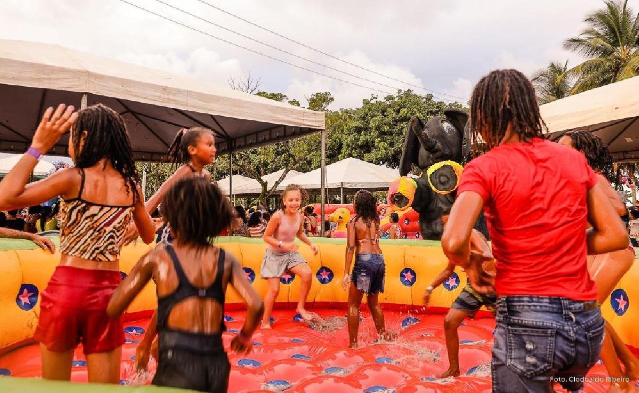 CRIANÇAS TIVERAM DIVERSÃO E ALEGRIA EM EVENTO NA SOARES LOPES
