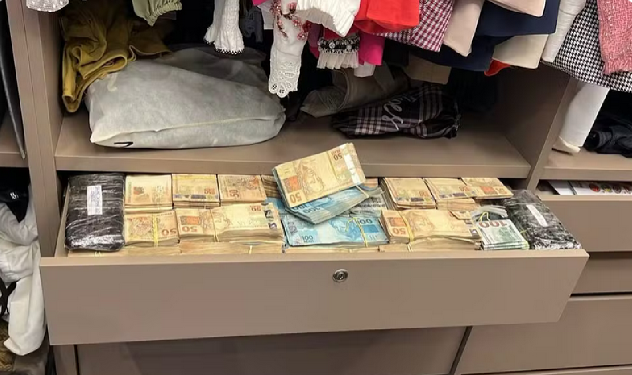 OVERCLEAN: PF ENCONTRA DINHEIRO EM GAVETAS DURANTE OPERAÇÃO CONTRA DESVIOS MILIONÁRIOS DE EMENDAS PARLAMENTARES NA BAHIA OVERCLEAN: PF ENCONTRA DINHEIRO EM GAVETAS DURANTE OPERAÇÃO CONTRA DESVIOS MILIONÁRIOS DE EMENDAS PARLAMENTARES NA BAHIA