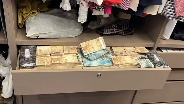 OVERCLEAN: PF ENCONTRA DINHEIRO EM GAVETAS DURANTE OPERAÇÃO CONTRA DESVIOS MILIONÁRIOS DE EMENDAS PARLAMENTARES NA BAHIA