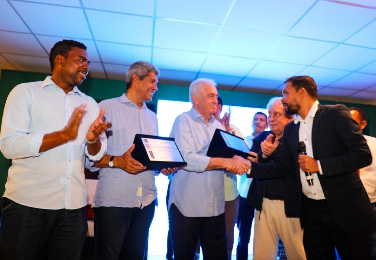 CÂMARA DE ILHÉUS ENTREGA TÍTULO DE CIDADÃO ILHEENSE PARA OTTO E JERÔNIMO CÂMARA DE ILHÉUS ENTREGA TÍTULO DE CIDADÃO ILHEENSE PARA OTTO E JERÔNIMO