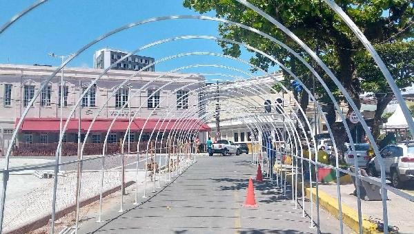 CENTRO HISTÓRICO DE ILHÉUS COMEÇA A RECEBER ILUMINAÇÃO ESPECIAL PARA AS FESTAS DE FIM DE ANO 