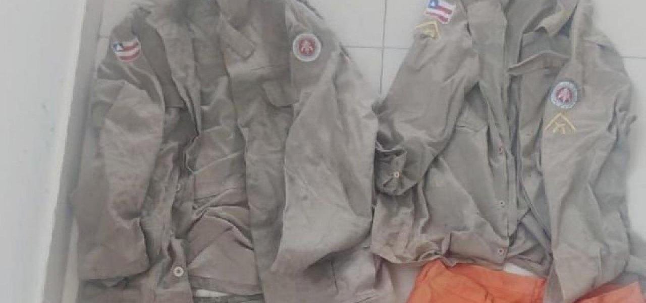 RÉPLICAS DE FARDAS POLICIAIS SÃO ENCONTRADAS COM TRAFICANTE EM UNA RÉPLICAS DE FARDAS POLICIAIS SÃO ENCONTRADAS COM TRAFICANTE EM UNA