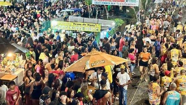 SEGUNDO DIA DE CARNAVAL ARRASTA MULTIDÃO DE FOLIÕES EM ILHÉUS