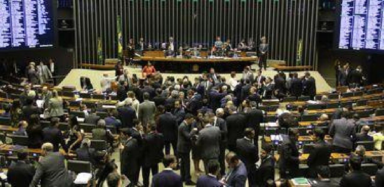 APOSENTADORIA DE POLICIAIS E PROFESSORES ENTRA EM DISCUSSÃO NA CÂMARA APOSENTADORIA DE POLICIAIS E PROFESSORES ENTRA EM DISCUSSÃO NA CÂMARA
