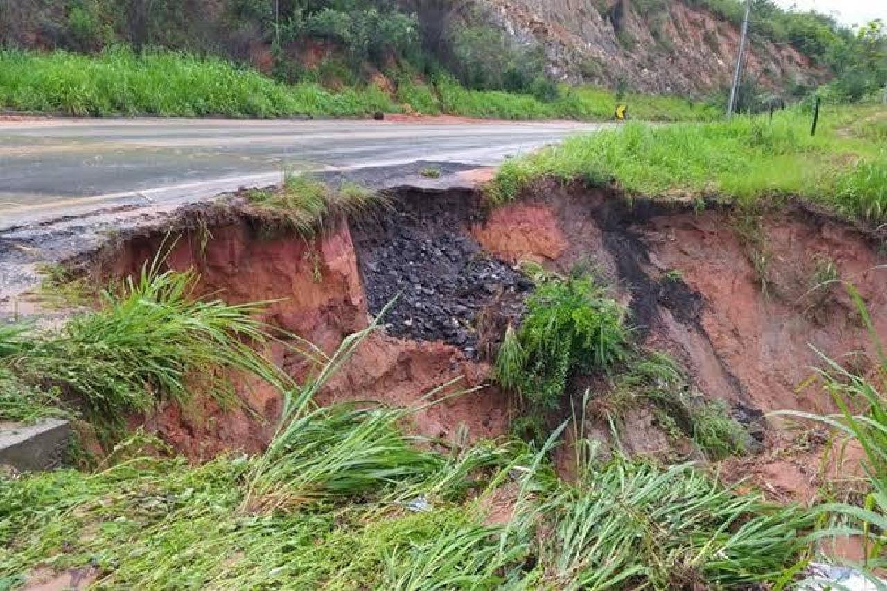 ATENÇÃO NAS ESTRADAS: INFORMATIVO SOBRE AS RODOVIAS DO SUL E EXTREMO SUL BAIANO ATENÇÃO NAS ESTRADAS: INFORMATIVO SOBRE AS RODOVIAS DO SUL E EXTREMO SUL BAIANO