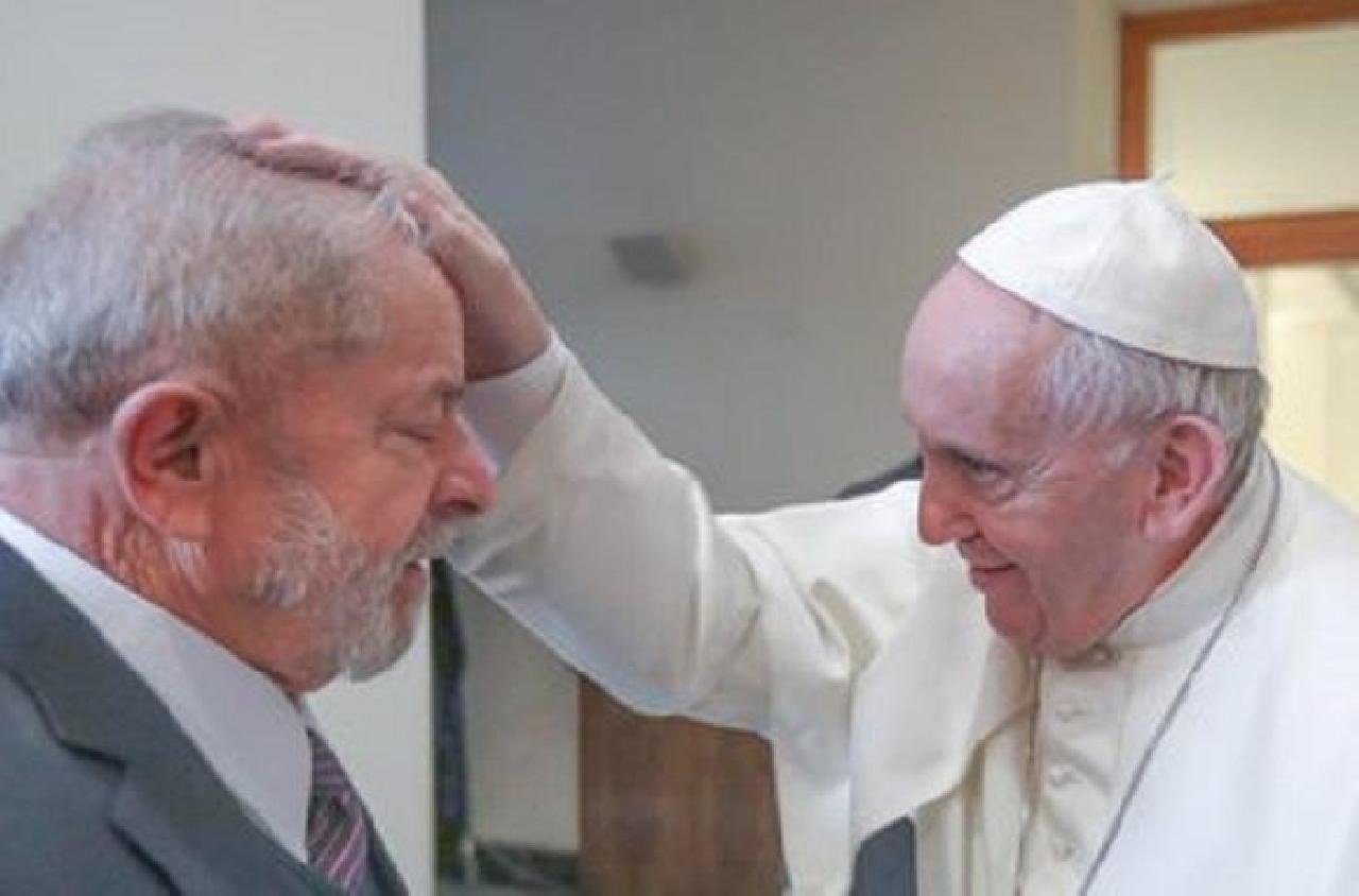 EX-PRESIDENTE LULA SE ENCONTRA COM O PAPA FRANCISCO NO VATICANO EX-PRESIDENTE LULA SE ENCONTRA COM O PAPA FRANCISCO NO VATICANO