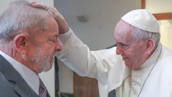EX-PRESIDENTE LULA SE ENCONTRA COM O PAPA FRANCISCO NO VATICANO