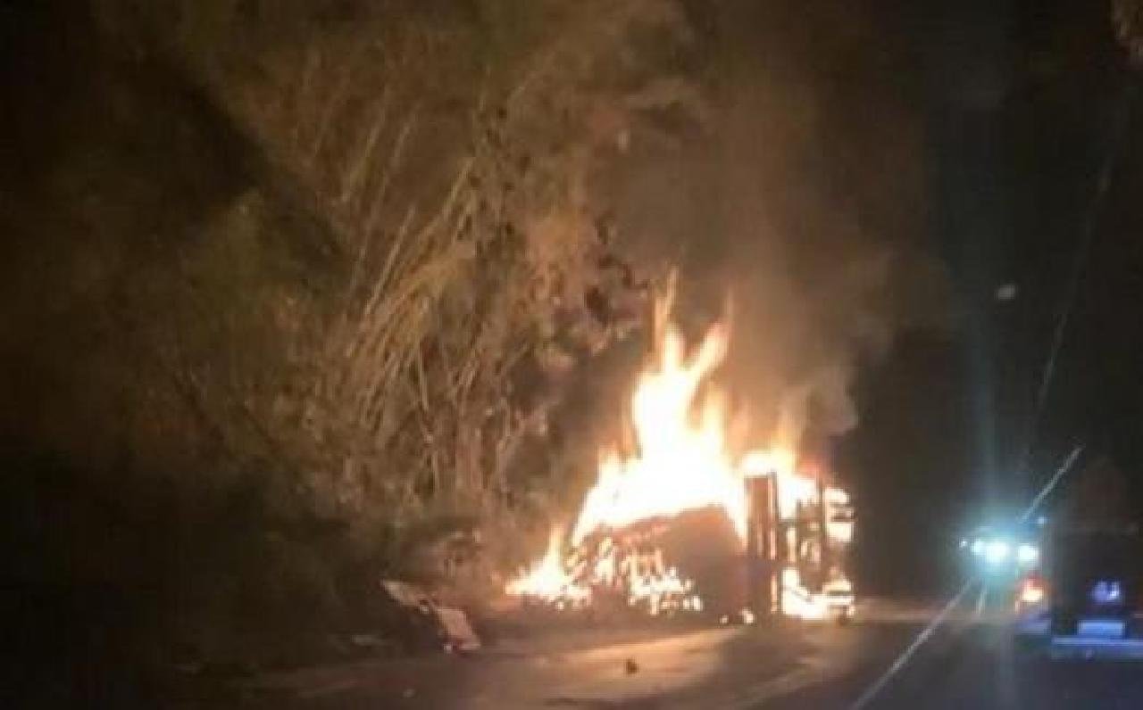 CINCO MORTOS EM ACIDENTE ENTRE ÔNIBUS CIDADE SOL E CARRETA NA BR 101 CINCO MORTOS EM ACIDENTE ENTRE ÔNIBUS CIDADE SOL E CARRETA NA BR 101