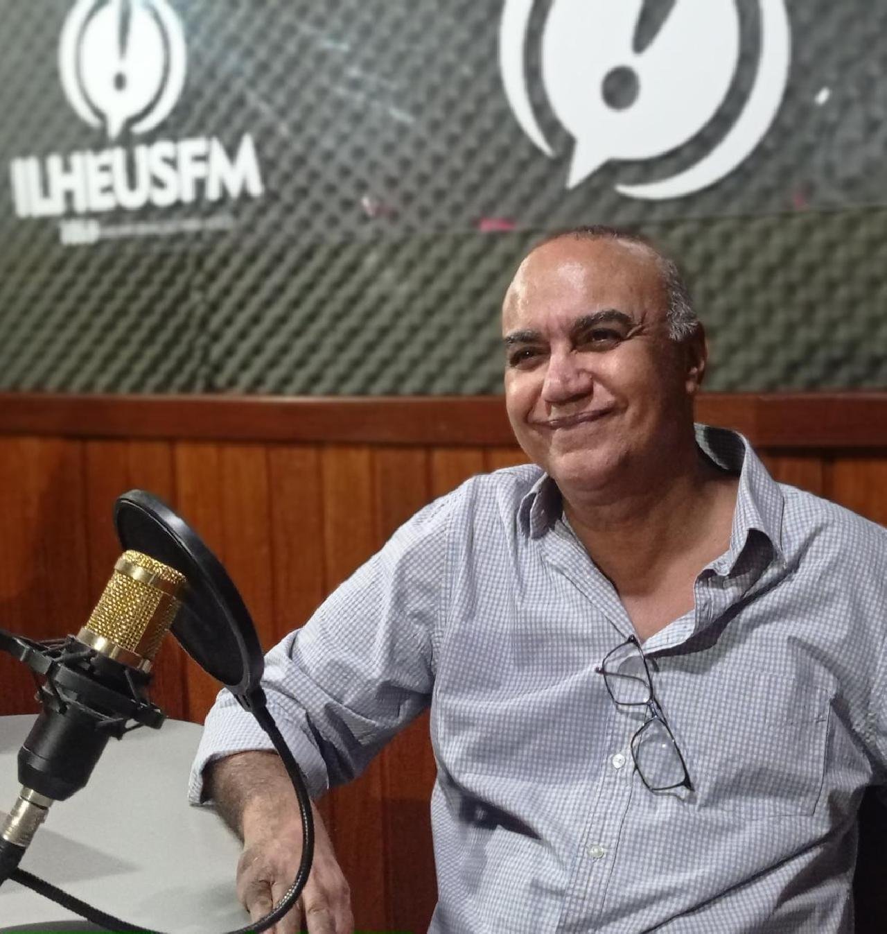 "HOJE EM DIA TODO MUNDO TEM OS OLHOS RESSECADOS" AFIRMA DR. EUSÍNIO LAVIGNE "HOJE EM DIA TODO MUNDO TEM OS OLHOS RESSECADOS" AFIRMA DR. EUSÍNIO LAVIGNE