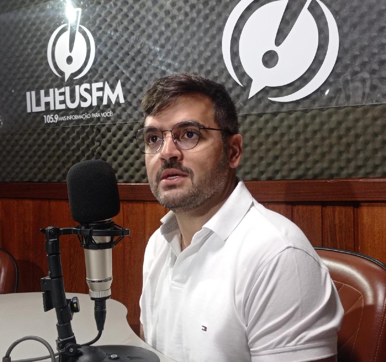 PREFEITO VALDERICO ANUNCIA NA ILHÉUS FM QUE JÁ ESTÁ PENSANDO NO RÉVEILLON PREFEITO VALDERICO ANUNCIA NA ILHÉUS FM QUE JÁ ESTÁ PENSANDO NO RÉVEILLON