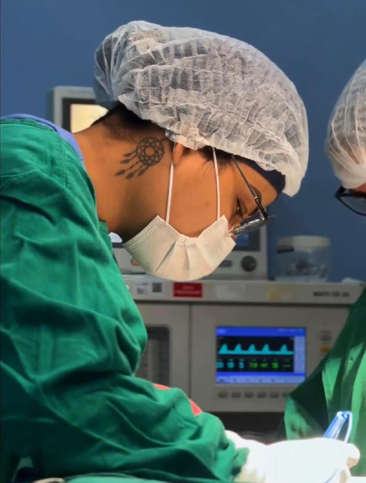 CIRURGIA BUCOMAXILO DO HRCC REMOVE LÂMINA ALOJADA EM ROSTO DE PACIENTE E DEVOLVE QUALIDADE DE VIDA APÓS UMA DÉCADA DE DORES