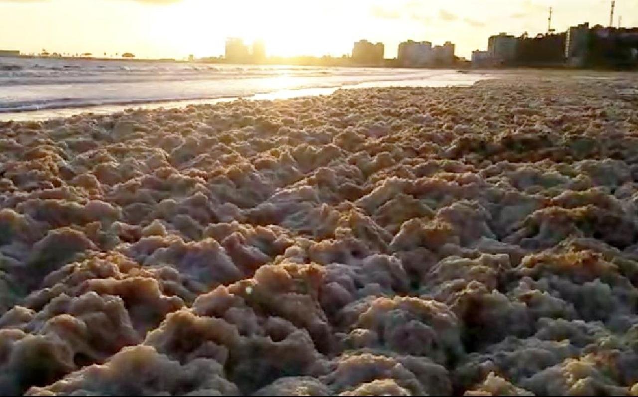 ESPUMA INVADE PRAIA DO MARCIANO EM ILHÉUS ESPUMA INVADE PRAIA DO MARCIANO EM ILHÉUS