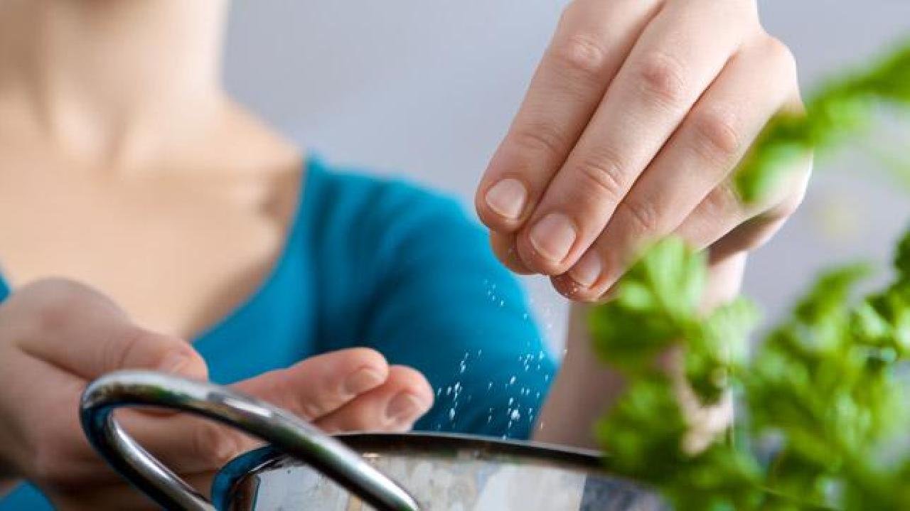 BRASILEIRO CONSOME QUASE O DOBRO DE SAL RECOMENDADO PELA OMS