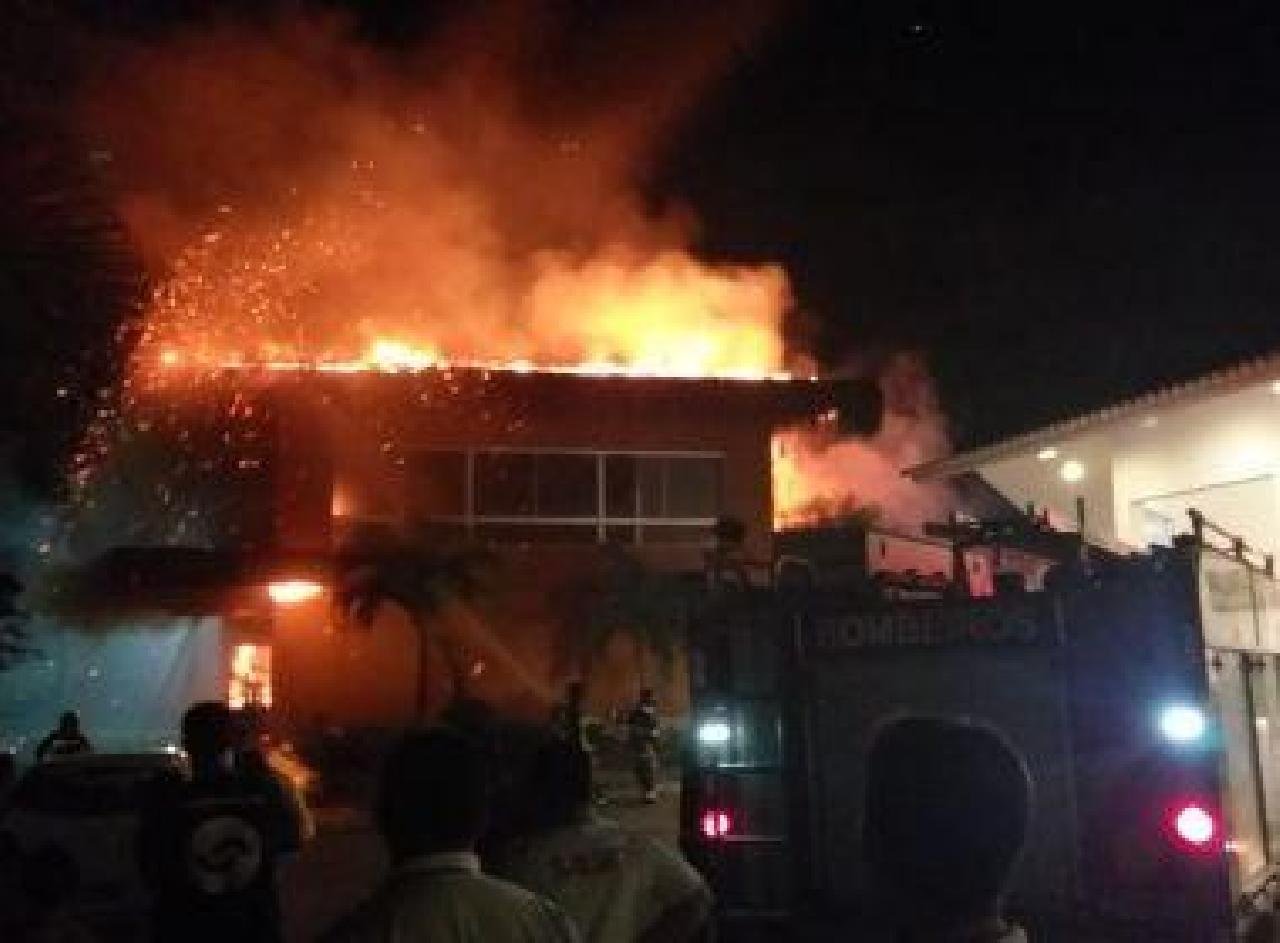 PORTO SEGURO: INCÊNDIO ATINGE HOTEL NA ORLA PORTO SEGURO: INCÊNDIO ATINGE HOTEL NA ORLA