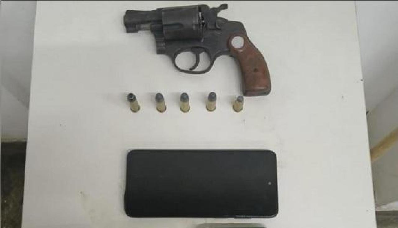 VÍTIMAS DE SEQUESTRO SÃO RESGATADAS E ARMA DE FOGO É APREENDIDA NO BAIRRO TEOTÔNIO VILELA, EM ILHÉUS