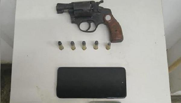 VÍTIMAS DE SEQUESTRO SÃO RESGATADAS E ARMA DE FOGO É APREENDIDA NO BAIRRO TEOTÔNIO VILELA, EM ILHÉUS