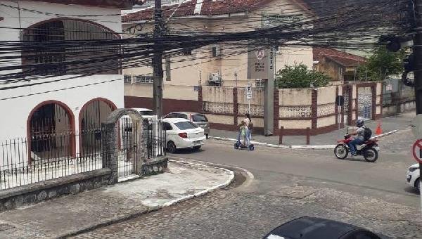 MESMO APÓS DIVULGAÇÃO DAS REGRAS, USO IRREGULAR DE PATINETE É REGISTRADO EM ILHÉUS