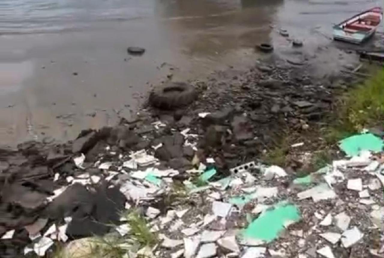 MORADOR DE ILHÉUS DENUNCIA ENTULHO JOGADO NA BAÍA DO PONTAL