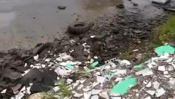 MORADOR DE ILHÉUS DENUNCIA ENTULHO JOGADO NA BAÍA DO PONTAL