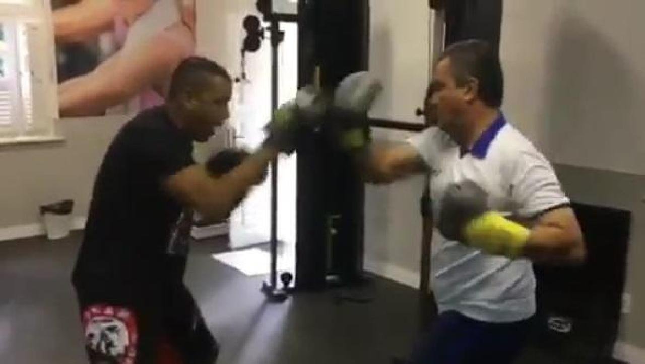 VÍDEO: ILHEENSE CHAMA GOVERNADOR PRA MÃO, E ELE ACEITA VÍDEO: ILHEENSE CHAMA GOVERNADOR PRA MÃO, E ELE ACEITA