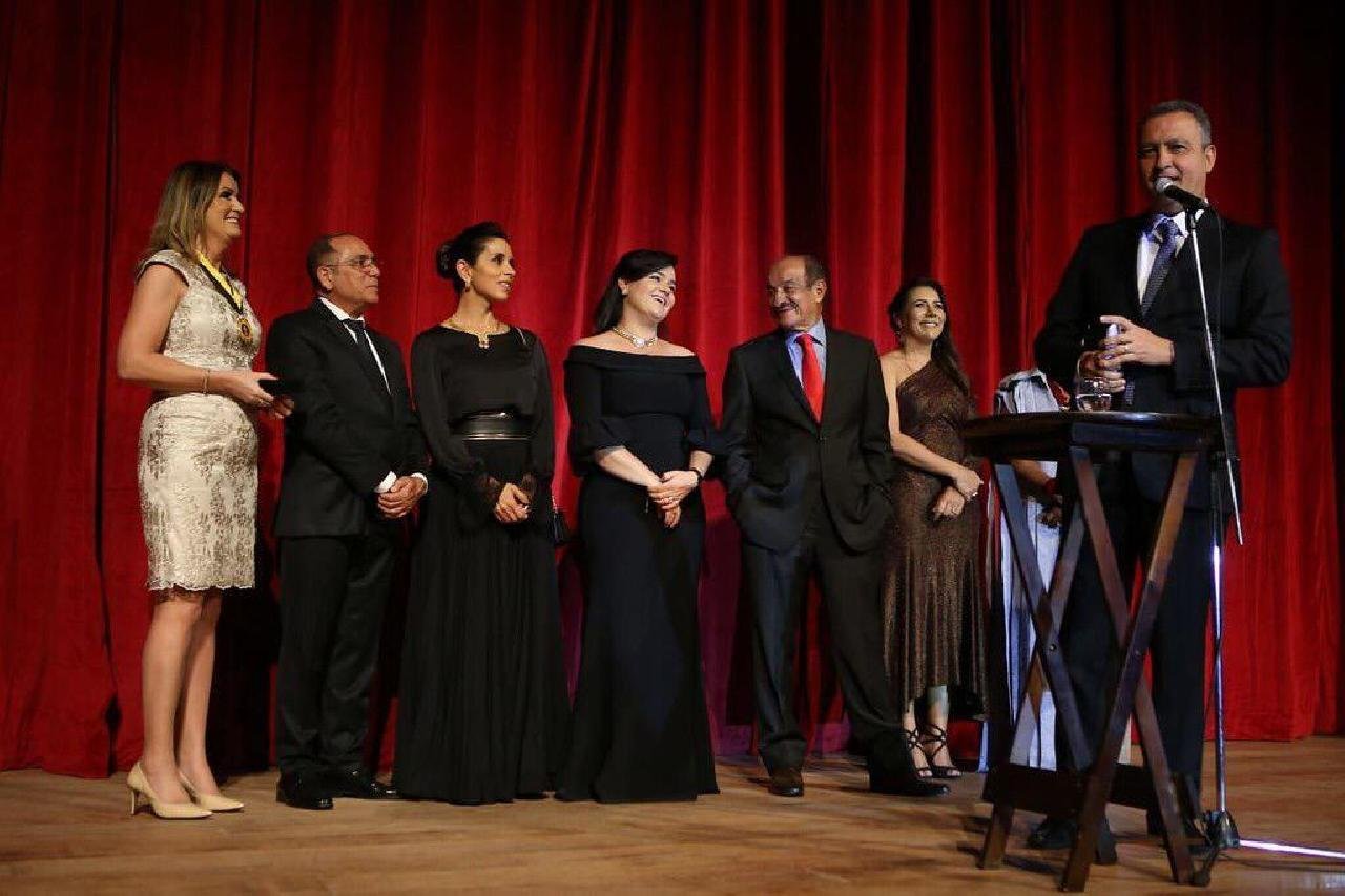 CHEFE DO MP E DESEMBARGADOR RECEBEM COMENDA DURANTE INAUGURAÇÃO DE TEATRO EM ITABUNA