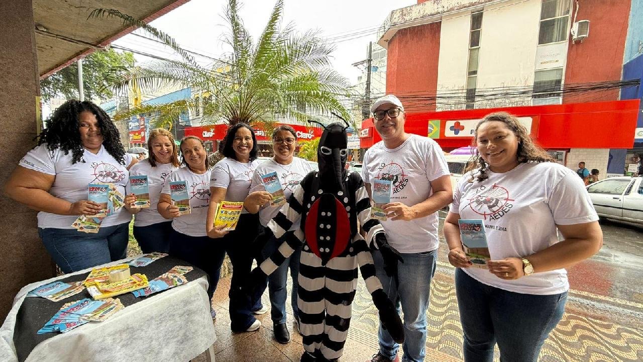 AGENTES DE ENDEMIAS REALIZAM BLITZ EDUCATIVA NO CENTRO DE ILHÉUS PARA MOBILIZAR POPULAÇÃO NO COMBATE À DENGUE 