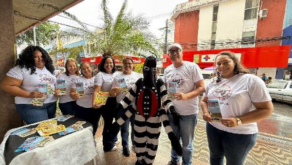AGENTES DE ENDEMIAS REALIZAM BLITZ EDUCATIVA NO CENTRO DE ILHÉUS PARA MOBILIZAR POPULAÇÃO NO COMBATE À DENGUE 