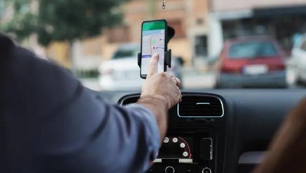 CARROS DE APLICATIVO NÃO PODEM CIRCULAR COM PROPAGANDA ELEITORAL, DECIDE TSE