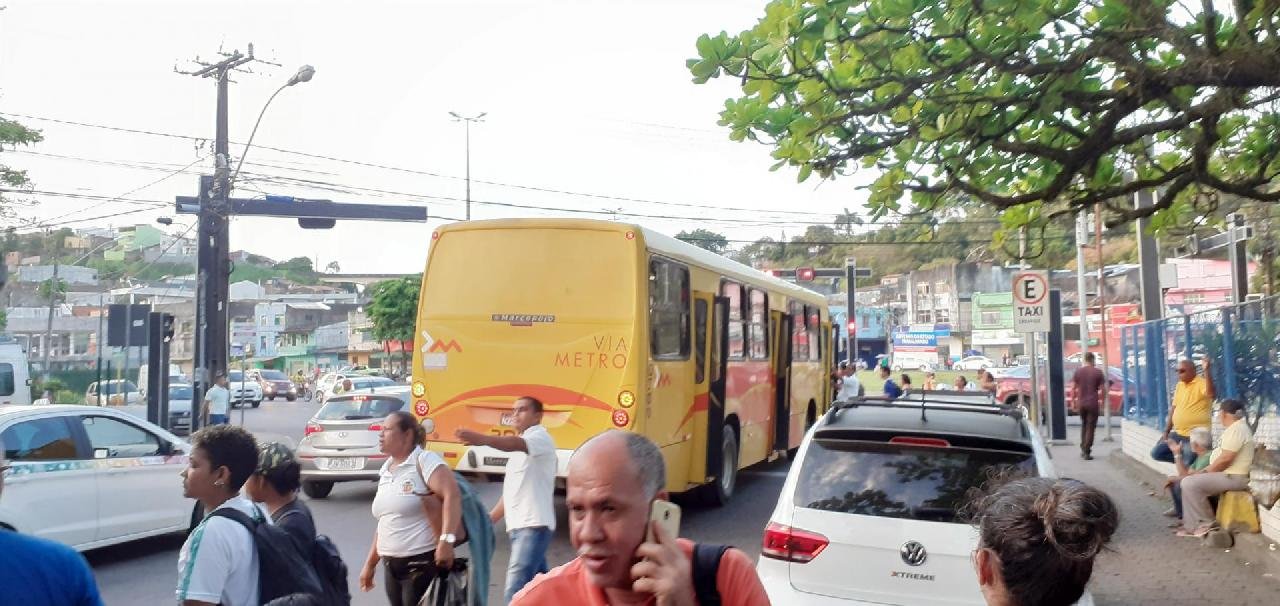 ILHEUS: ÔNIBUS TRAVA A RODA E FICA PARADO NA PRAÇA CAIRU ILHEUS: ÔNIBUS TRAVA A RODA E FICA PARADO NA PRAÇA CAIRU
