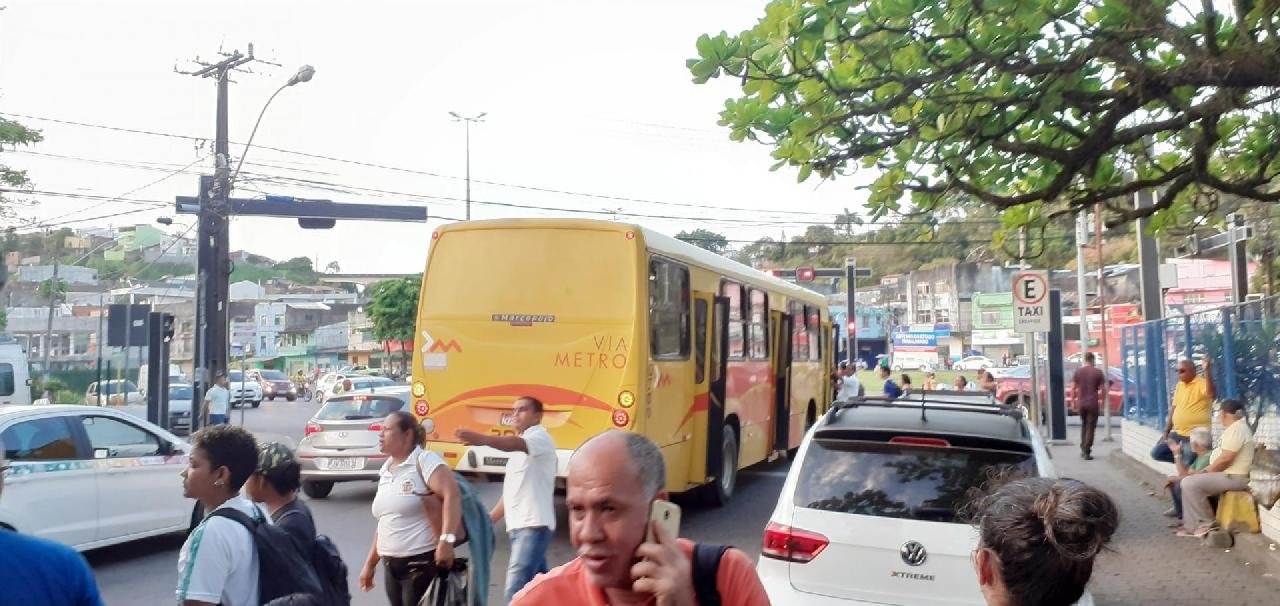 ILHEUS: ÔNIBUS  TRAVA A RODA E FICA PARADO  NA PRAÇA CAIRU