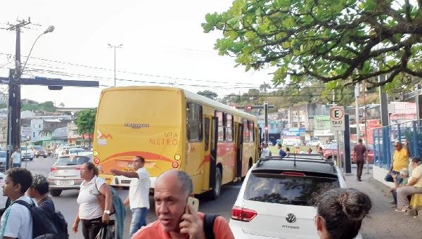 ILHEUS: ÔNIBUS  TRAVA A RODA E FICA PARADO  NA PRAÇA CAIRU