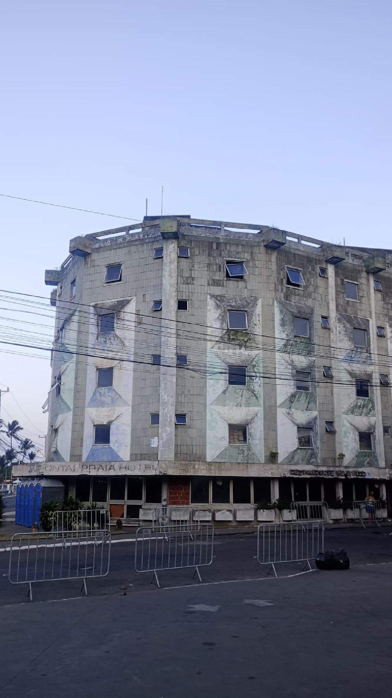 JANELAS DO ANTIGO PONTAL PRAIA HOTEL AMEAÇAM CAIR, DENUNCIA OUVINTE DO PROGRAMA O TABULEIRO