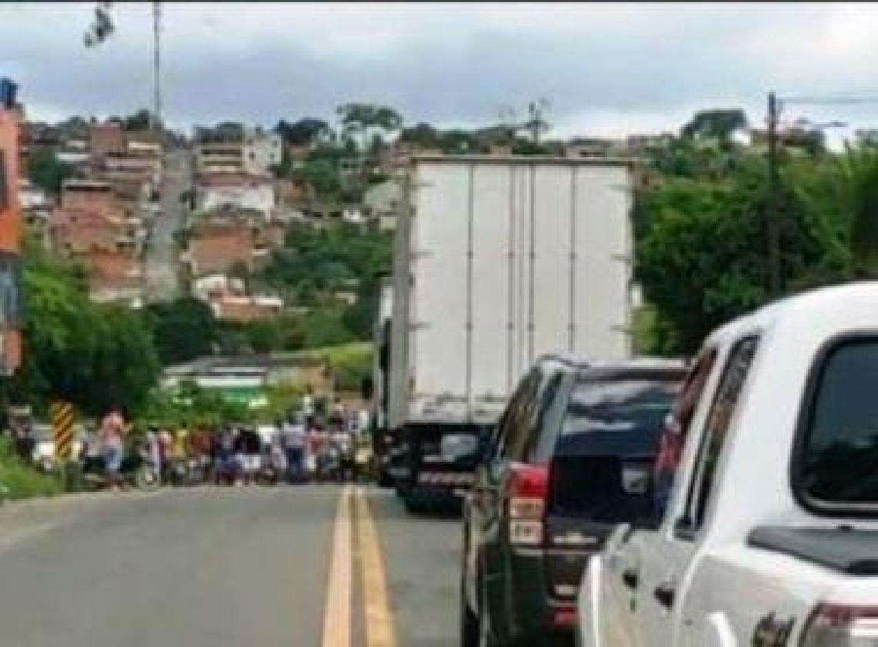 COMERCIANTES DE UBAITABA FAZEM PROTESTO E INTERDITAM BR COMERCIANTES DE UBAITABA FAZEM PROTESTO E INTERDITAM BR