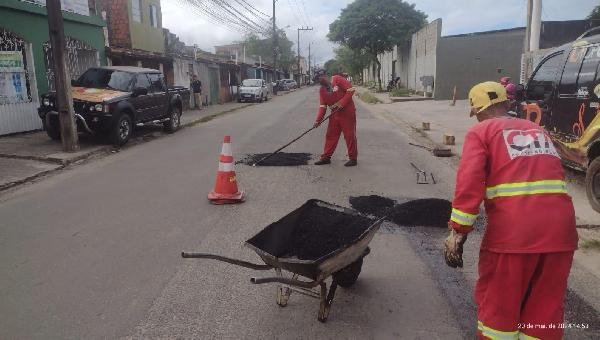 RUAS DE ILHÉUS RECEBEM SERVIÇOS DE PAVIMENTAÇÃO, TAPA-BURACO E OUTROS