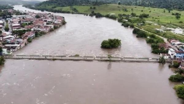 IPIAÚ: CHEIA DO RIO DE CONTAS AFETA CERCA DE 100 FAMÍLIAS E PONTE É INTERDITADA