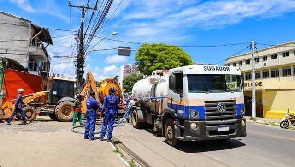 EMBASA REALIZA REPARO DA REDE DE ESGOTO NA AVENIDA CANAVIEIRAS