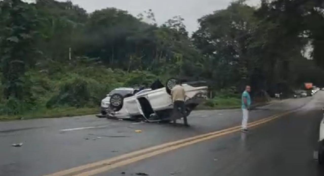 CARRO CAPOTA NA BR-415, PRÓXIMO AO IFBA