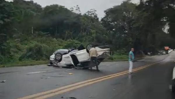 CARRO CAPOTA NA BR-415, PRÓXIMO AO IFBA