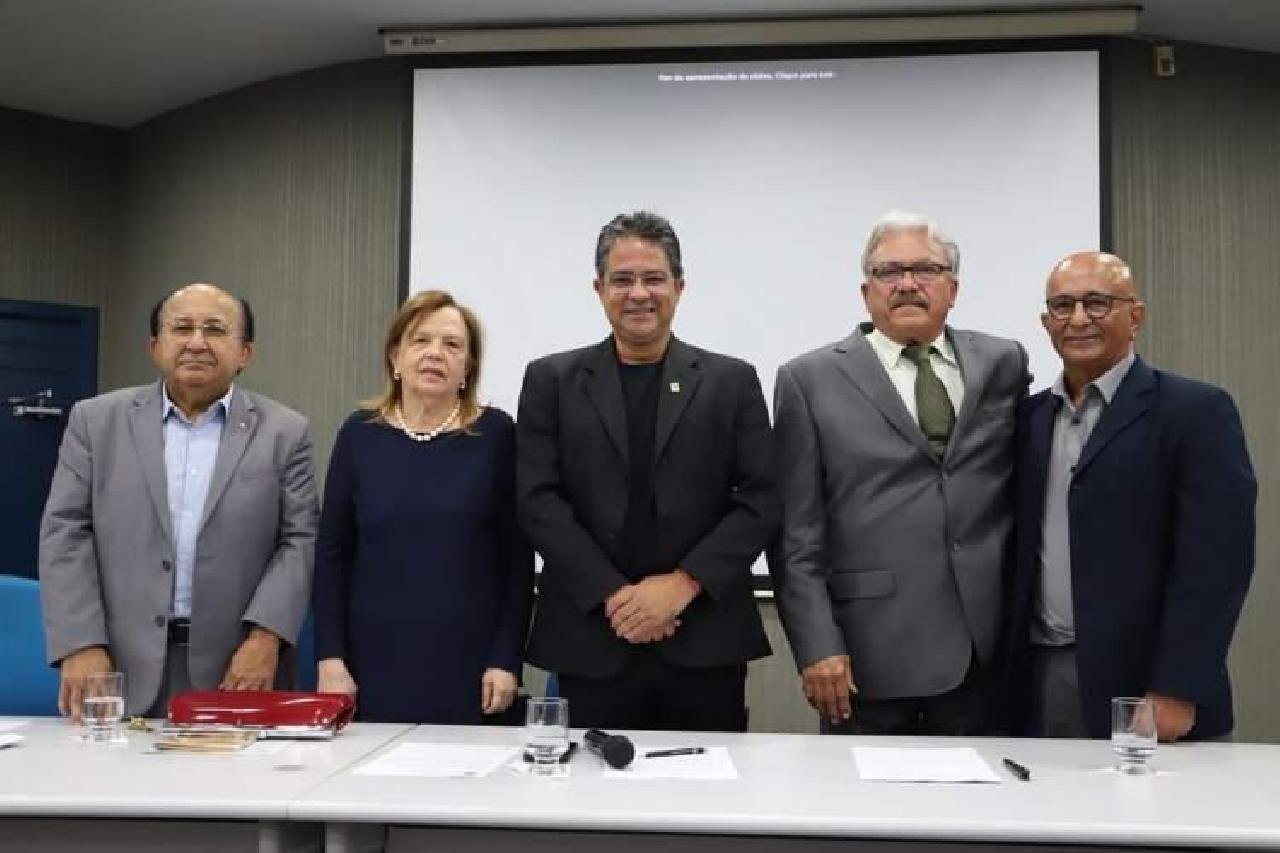 CONSELHO SUPERIOR DA UESC PRESTA HOMENAGEM AO PROFESSOR SOANE NAZARÉ DE ANDRADE