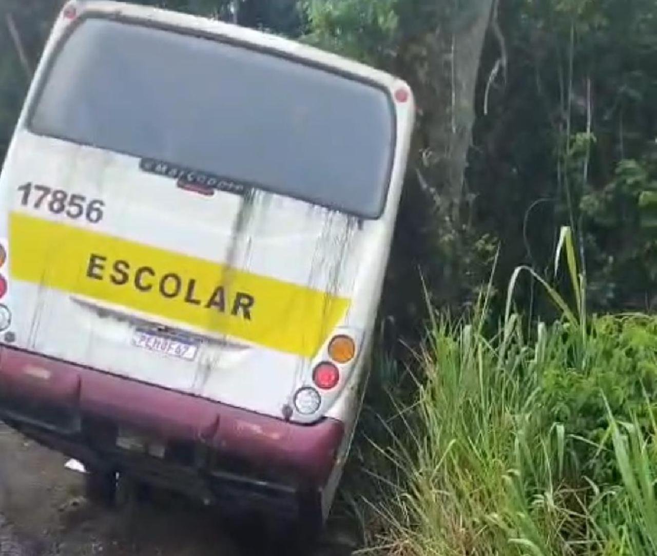 ÔNIBUS ESCOLAR TEM FALHA MECÂNICA E QUASE CAI EM RIBANCEIRA EM ILHÉUS