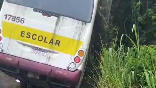 ÔNIBUS ESCOLAR TEM FALHA MECÂNICA E QUASE CAI EM RIBANCEIRA EM ILHÉUS