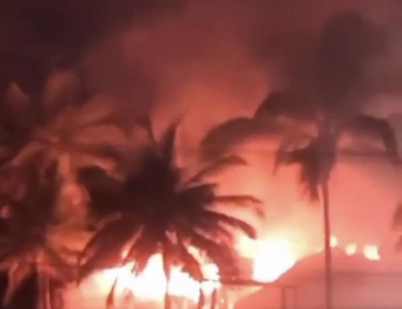 MORADORES DE RUA CAUSAM INCÊNDIO EM CABANA DE PRAIA DE ILHÉUS MORADORES DE RUA CAUSAM INCÊNDIO EM CABANA DE PRAIA DE ILHÉUS
