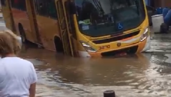 ILHÉUS: ÔNIBUS DA VIAMETRO FICA PRESO EM CRATERA NO NELSON COSTA 