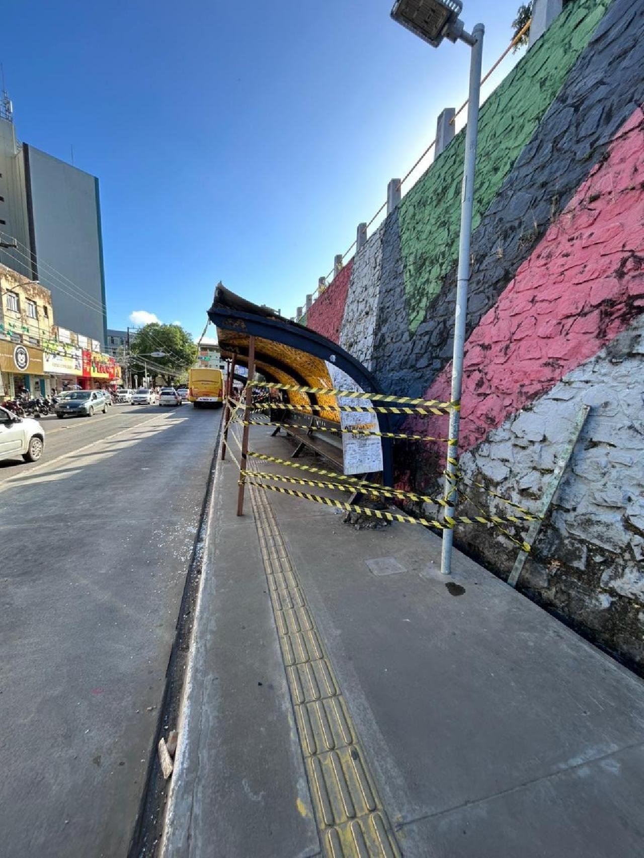 APÓS REPORTAGEM DO O TABULEIRO, PREFEITURA ISOLA ABRIGO DE ÔNIBUS EM RISCO NO CENTRO DE ILHÉUS