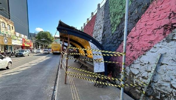 APÓS REPORTAGEM DO O TABULEIRO, PREFEITURA ISOLA ABRIGO DE ÔNIBUS EM RISCO NO CENTRO DE ILHÉUS
