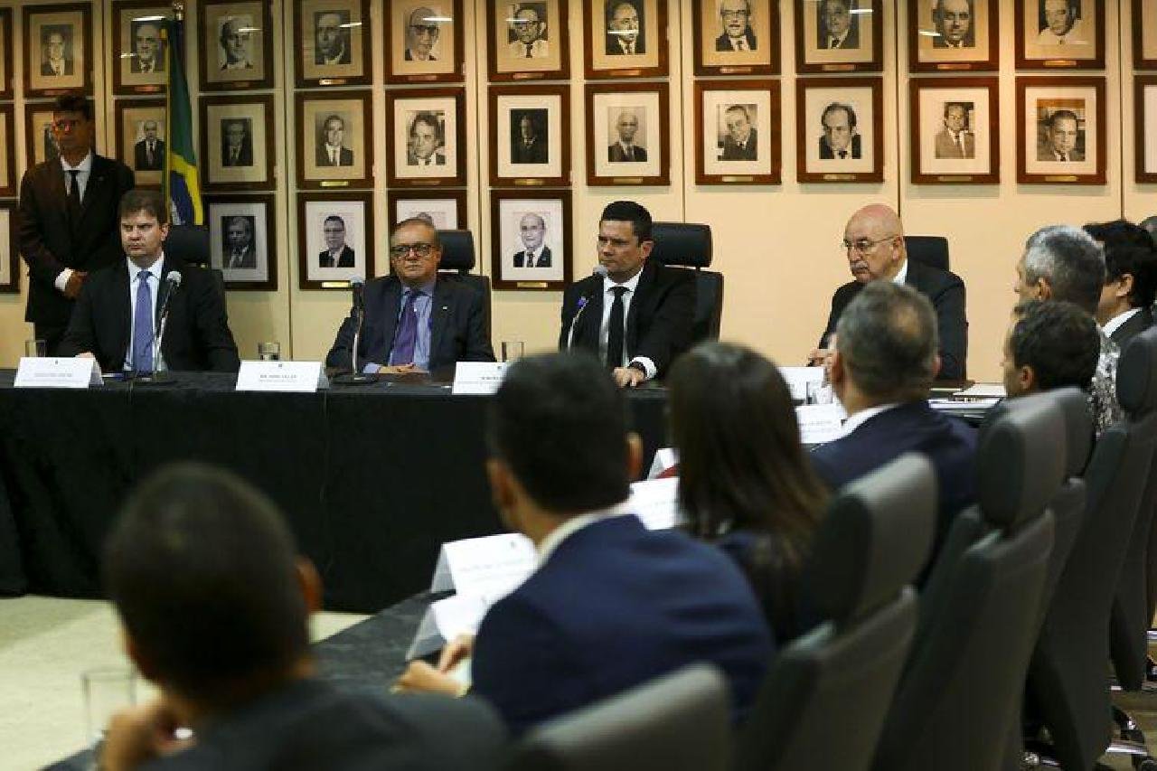 GOVERNO FARÁ COMBATE AO CRIME JUNTO COM ESTADOS E MUNICÍPIOS GOVERNO FARÁ COMBATE AO CRIME JUNTO COM ESTADOS E MUNICÍPIOS